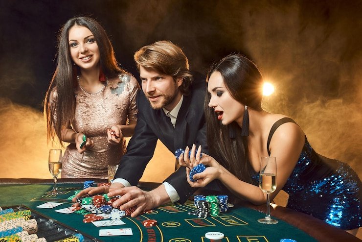 Antarmuka Teen Patti Ganesha Gold dengan tampilan kartu, status dealer, dan opsi Play/Fold